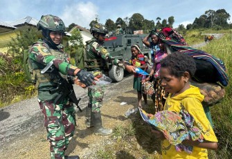 Bantuan spontan prajurit Yonif 509 Kostrad 