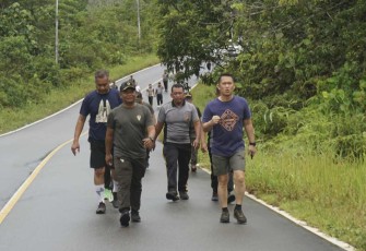 Dansatgas Yonzipur 5/ABW Letkol Czi Shobirin Setio Utomo saat jalan sehat bersama Kapolres Putussibau AKBP Hendrawan, Minggu (30/6)
