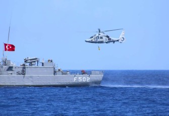 Helikopter TNI AL saat latihan bersama dengan Kapal Perang Turki