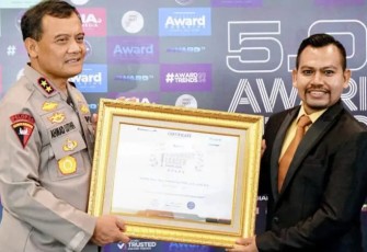 Kapolda Jateng Irjen Pol Ahmad Luthfi saat menerima penghargaan 