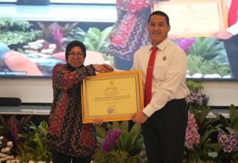 Mensos Tri Rismaharini saat memberikan penghargaan yang diterima Dirkrimsus Polda Jatim Kombes Luthfie Sulistiawan