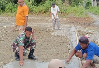 Babinsa Koramil 02/Timika Bersama Warga Laksanakan Kerja Bakti Pembuatan Sarana Olahraga 