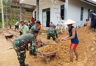 Satgas Yonzipur 5/ABW Bantu Bangun Gereja 