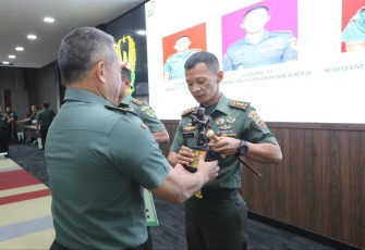 Dandim 0209/LB Letkol Inf Yudy Ardiyan Saputro menerima penghargaan dari Aster Kasad Mayjen TNI Joko Hadi Susilo