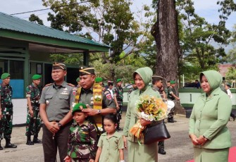 Dandim 1403/Palopo Letkol Arm Kabit Bintoro saat menyambut kedatangan Pangdam XIV Hsn Mayjen TNI Bobby Rinal Makmun, Kamis (11/7)