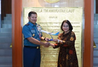 Pangkoarmada III Laksda TNI Hersan saat menerima cenderamata 
