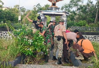 Karya bakti bersihkan lingkungan di tugu perbatasan 
