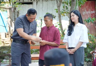Menteri ATR/BPN Agus Harimurti Yudhoyono saat menyerahkan sertipikat PTSL ke masyarakat 