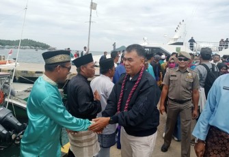 Ratusan Masyarakat Serasan Sambut Kedatangan Bupati dan Wakil Bupati Natuna 