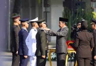 Presiden Joko Widodo saat melantik perwira remaja di istana Merdeka, Selasa (16/7)