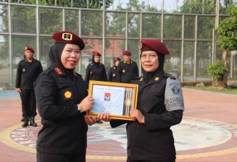 Kalapas Tangerang Yekti Apriyanti saat memberikan reward anggotanya