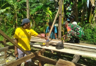Babinsa Koramil Mapurajaya Kerja Bakti Bangun Rumah Warga 