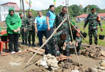 Danrem 023/KS Kolonel Inf Lukman Hakim saat peletakan batu pertama pembangunan sumur bor di desa Tetehosi Afia