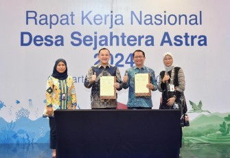 Sekretaris Jenderal Kementerian Desa, Pembangunan Daerah Tertinggal dan Transmigrasi Taufik Madjid didampingi Dirjen PEID harlina Sulistyorini manandatangani Perpanjangan MoU Perjanjian Kerja Bersama dengan Astra dan Kemendes PDTT sekaligus Membuka Rapat Nasiona Desa Sejahtera Astra di Menara Astra Jakarta, Jumat (19/7/2024) 