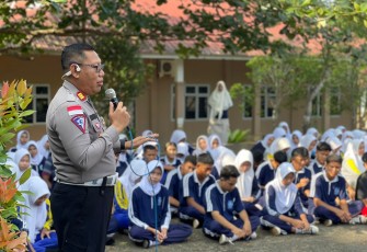 Kasat Lantas Polres Bintan Sosialisasikan Tertib Berlalu Lintas Kepada Pelajar 