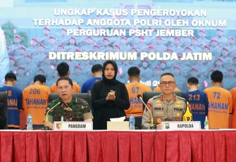 Kapolda Jatim Irjen Pol Imam Sugianto memberikan keterangan pers kasus pengeroyokan anggota polisi di Jember