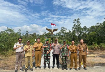 Foto bersama di Tugu Kedaulatan RI - Malaysia 