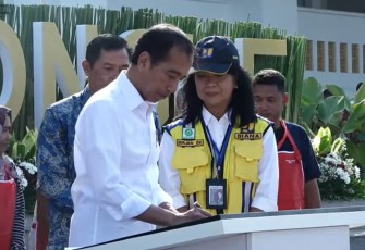 Presiden Jokowi menandatangani prasasti peresmian rehabilitasi Pasar Jongke, Kota Solo, Jawa Tengah, pada Sabtu (27/7/2024)