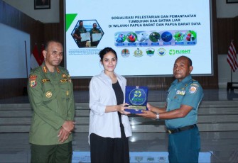 Kadiskum Koarmada III Kolonel Laut (KH) Abdul Halid Sabale saat menerima cenderamata 