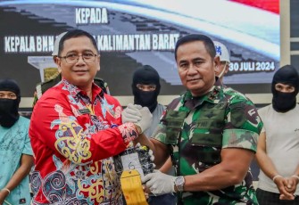 Pangdam XII/Tpr Mayjen TNI Iwan Setiawan bersama Kepala BNPP Kalbar 