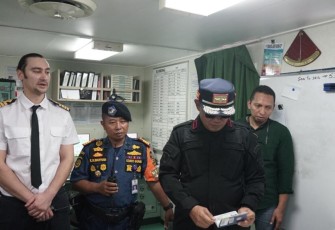Operasi gabungan Timpora periksa kelengkapan kapal asing