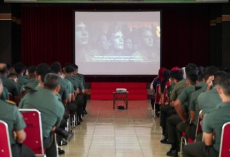 Nobar film De Oost keluarga besar Korem 121/Abw