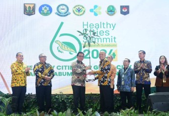 Dirjen Bangda Kemendagri Restuardy Daud saat menyerahkan bibit pohon secara simbolis di Sukabumi 