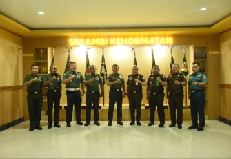Foto bersama Pangdam Kasuari Mayjen TNI Haryanto bersama Kajati Papua Barat