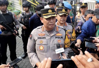 Kabid Humas Polda Jatim Kombes Dirmanto saat memberikan keterangan pers 