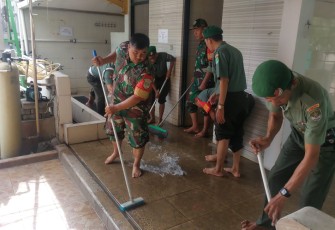 Koramil Kramajati Bersihkan Masjid Al Barkah 