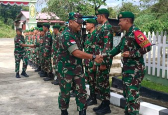Danrem 121/Abw Brigjen TNI Luqman Arief disambut Dansatgas Yonzipur 5/ABW Letkol Czi Shobirin 