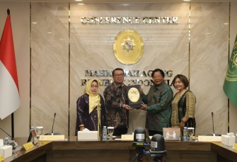 Hakim Agung Yakub Ginting saat menerima cenderamata usai purnatugas, Senin (5/8)