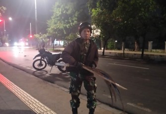 Babinsa Koramil Duren Sawit Bubarkan Aksi Tawuran Warga 