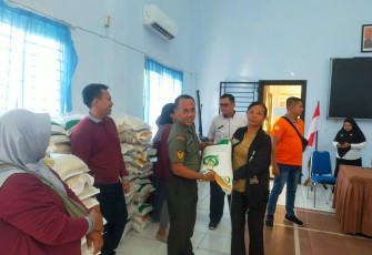 Babinsa Laksanakan Pemantauan dan Pengamanan Penyaluran Bantuan Cadangan Pangan 