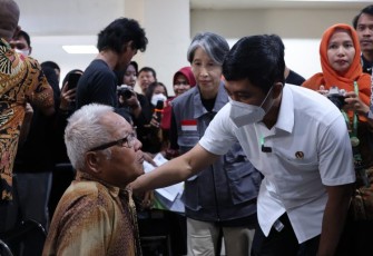 Wamen Kemenkes RI Prof dr Dante Saksono Harbuwono saat menyapa pasien di RSUD Pandan Arang, Boyolali, Jum'at (9/8)
