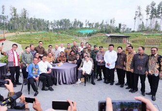 Menteri ATR/BPN Agus Harimurti Yudhoyono foto bersama di IKN, Senin 12 Agustus 2024