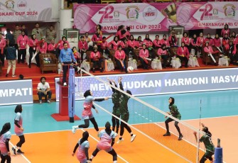 Tim Jatim (hijau) saat memblok serangan Tim Jabar dalam turnamen bola voli Bhayangkari Cup 2024 di Gresik, Selasa (13/8)
