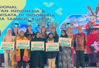 Menkes Budi Gunadi Sadikin foto bersama di BBWI provinsi Kalimantan Tengah, Rabu (14/8)