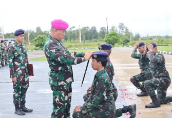 Dandenma Koarmada III Kolonel (Mar) Endrawan Rahmania menyambut prajurit remaja