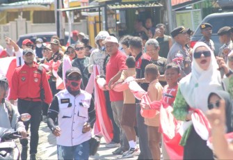 Rekor dunia membentangkan bendera 13.270 meter 