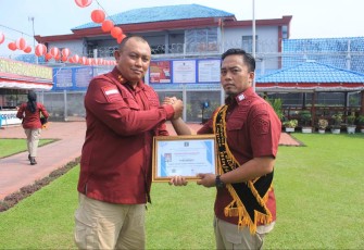 Kalapas Binjai Theo Andrianus saat memberikan penghargaan personelnya yang berprestasi 
