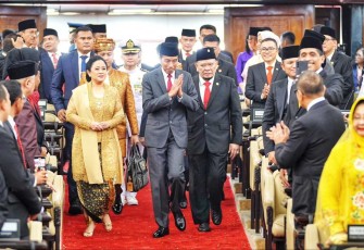 Ketua DPD RI AA LaNyalla Mahmud Mattalitti bersama Presiden Joko Widodo dan Ketua DPR RI Puan Maharani 