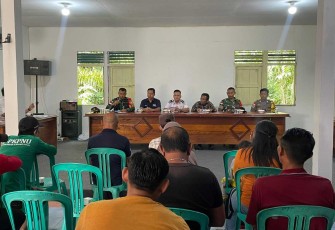 Personel satgas Yonzipur 5/ABW saat mengikuti rapat pembentukan panitia hari Kemerdekaan di perbatasan, Jum'at (16/8)