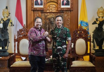Pangdam IX/Udy Mayjen TNI Bambang Trisnohadi bersama Gubernur Bali