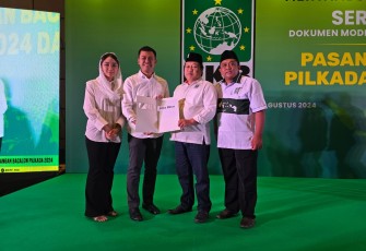 Syauqul Muhibbin dan Elim Tyu Samba Didampingi Ketua dan Sekretaris DPC PKB Kota Blitar Menerima surat rekomendasi dari DPP PKB untuk Mendaftar Sebagai Peserta Pilkada Kota Blitar Tahun 2024