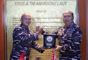 Ir Koarmada III Laksamana Pertama TNI Azil Sadagori Achmad saat memberikan cenderamata 