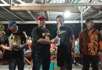 Ketua PAC Pemuda Pancasila Medan Denai Guntur Syahputra Menyerahkan Hadiah Perlombaan HUT 17 Agustus