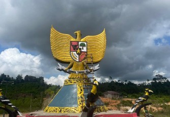 Tugu Garuda di perbatasan RI - Malaysia 