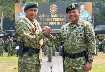 Pangkostrad Mayjen TNI Mohamad Hasan berjabat tangan usai sertijab di Jakarta, Selasa (20/8)