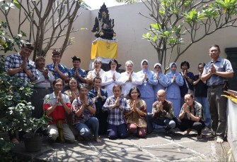 Danlanud Husein Sastranegara Kolonel Pnb Alfian saat foto bersama di pura Widya Dharma, Minggu (25/8)